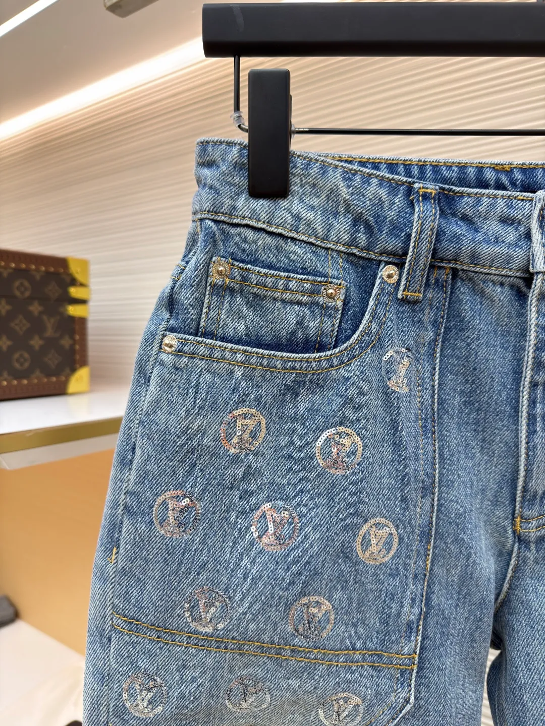 LOUIS VUITTON Pocket letter sequin jacquard high-waist bootcut jeans [Women's clothing] ●Original version: purchased and developed by 16979 ●Item number: 1682407-B40 ●Fabric: denim fabric ●Technology: jacquard production ●Color: blue ●Version: fitted version ●Weight: about 735 grams ●Size: 34-36-38-40 ●Description: These Louis Vuitton wide-leg jeans are made of 12-ounce heavy-weight denim, which has been treated with a combination of stone washing and enzyme washing to create a natural aged whitening effect while retaining the crisp texture of the fabric. The front pocket area of the trousers is hand-inlaid with rhinestones, which are arranged around the LV classic logo. Fixed-point marks are made before inlaying, and then fixed with metal claw nails, which are firm and will not fall off and have a strong luster. The waistband of the trousers uses a classic I-shaped buckle and brass zipper combination. The I-shaped buckle is engraved with the brand logo and has been electroplated and anti-oxidation treated. The side seams and inner flaps are made of double-needle sewing technology. High-density stitching of 10 needles per centimeter ensures durability. The trouser legs are overlocked. The belt loops at the waist are reinforced and sewn with double-layer denim, and the back pocket adopts the brand's classic curved stitching design. The overall craftsmanship combines a retro wash effect with exquisite decoration, which not only meets the style requirements of wide-leg pants, but also highlights the brand's craftsmanship. The overall wiring is straight and delicate, the fabric is comfortable and soft, and the color is consistent without color difference. It can be matched with the same style to create a fashionable look and control various occasions. Customized accessories, complete with three standards, same style for men and women!